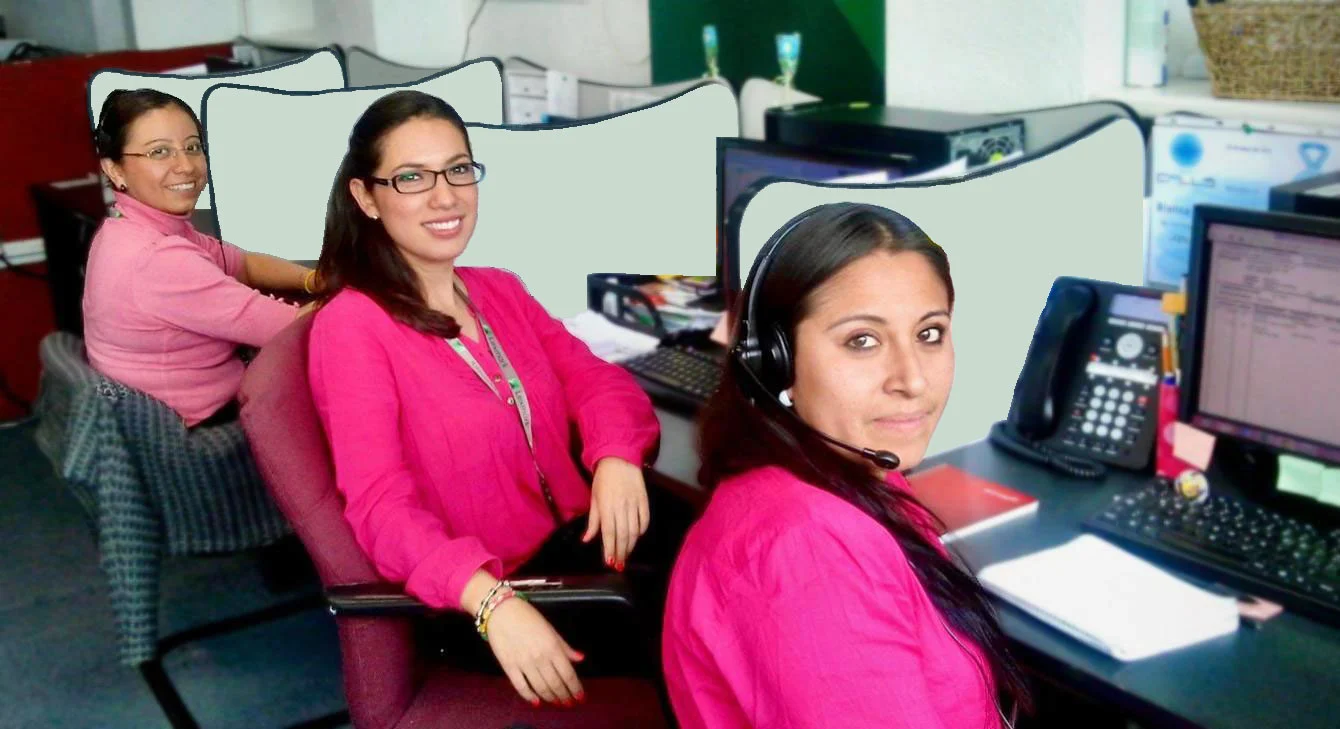 Foto de equipo trabajando en CALLS Contact Center