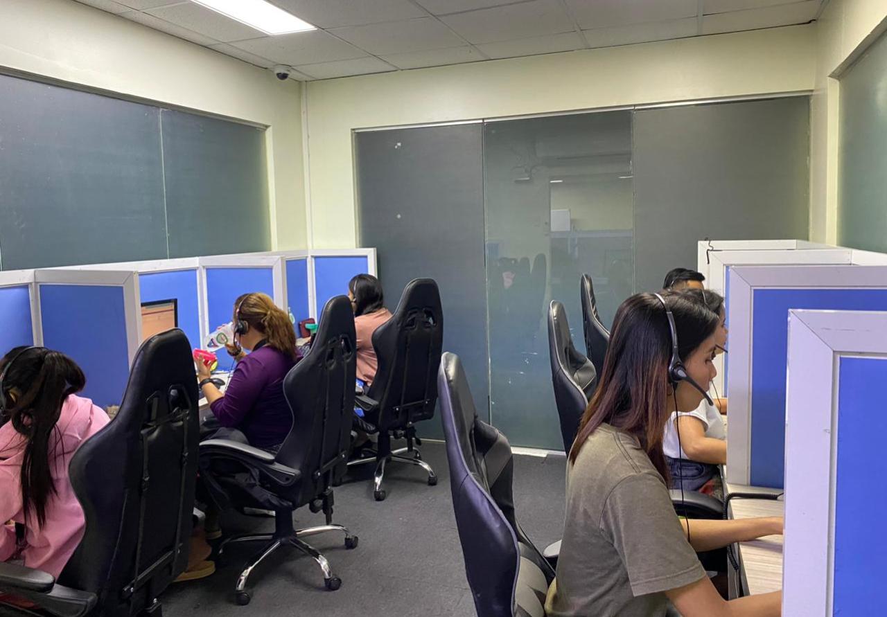 Foto de equipo presencial trabajando